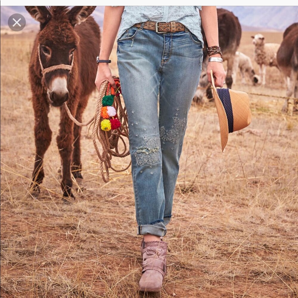 Sundance Women's Straight Leg Jeans in Faded Blue with Embroidery